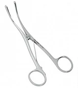 Vulfson bo'yicha traxeostomiya trubasini kiritishdan oldin traxeya chetlarini yoyish uchun traxeotomiya retraktori